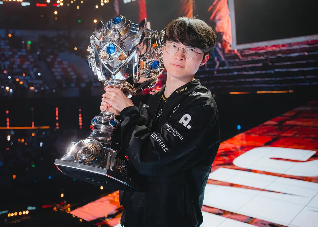 Faker lifting the Worlds 2025 trophy onstage in Chengdu