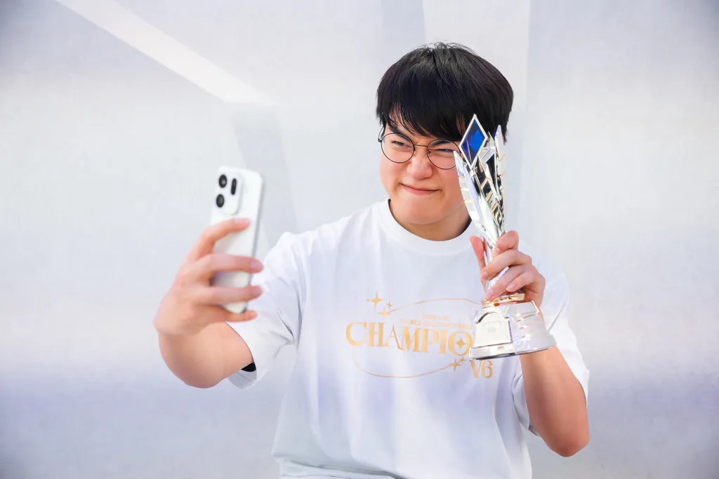 Gumayusi holding his Worlds 2025 Finals MVP trophy for a selfie
