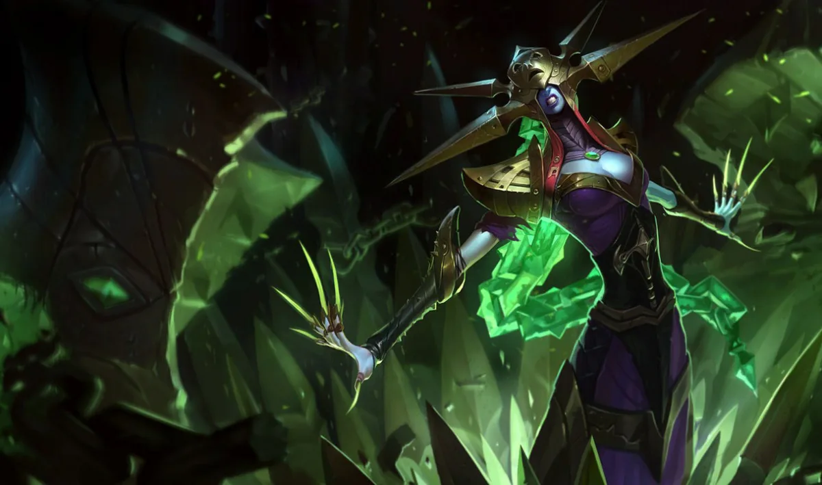 Blade Queen Lissandra wears a serrated bronze crown and extends needle-like fingers in a green-lit hall.