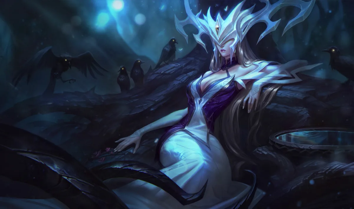 Coven Lissandra sits beneath a pale antler-like crown among black birds in a misty forest.